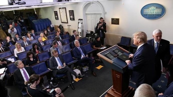 Tổng thống Hoa Kỳ Donald Trump phát biểu cuộc họp báo về dịch Covid-18 nơi các phóng viên thực hiện “khoảng cách xã hội” ngay trong phòng họp ở Nhà Trắng.