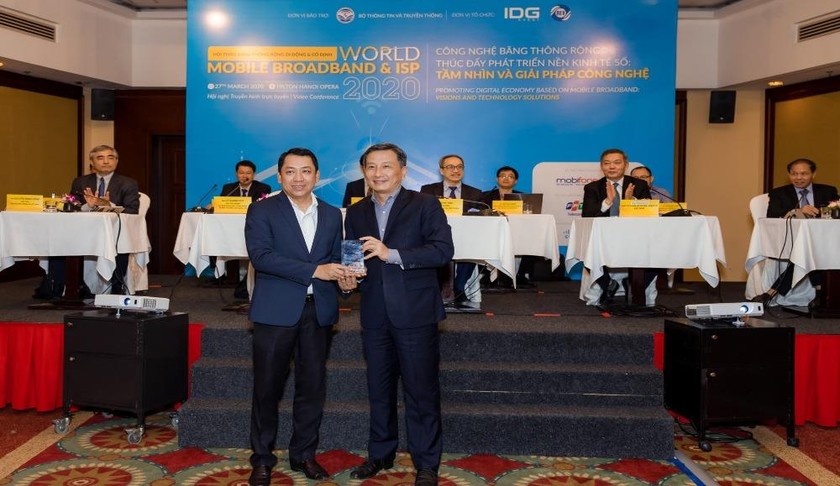 Phó TGĐ MobiFone Bùi Sơn Nam nhận giải thưởng.