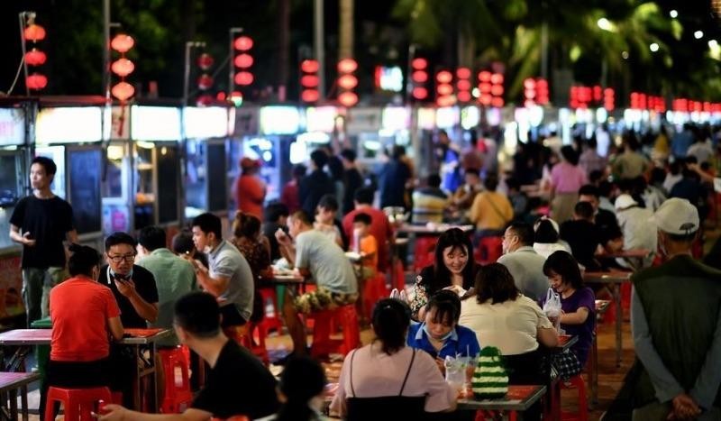 Người dân ăn tối tại chợ đêm ở Hải Khẩu, thủ phủ tỉnh Hải Nam, Trung Quốc.