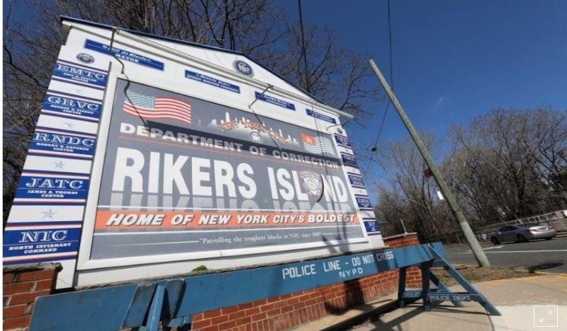 Bên ngoài nhà tù Đảo Rikers (tp. New York, Mỹ), nơi có nhiều trường hợp mắc COVID-19 đã được xác nhận. Ảnh: REUTERS