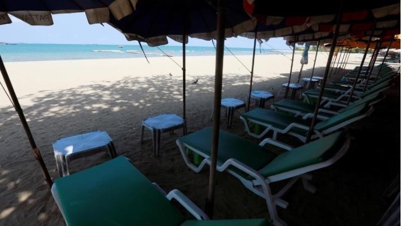 Những chiếc ghế trống trên một bãi biển thường đông đúc khách du lịch  tại Pattaya, Thái Lan, ngày 27/3/2020. Ảnh: REUTERS.