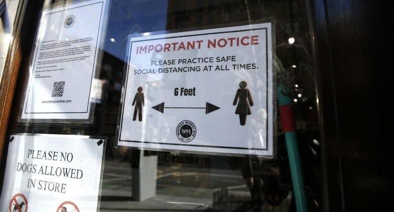 Một thông báo giữ “khoảng cách xã hội” trên một cửa hàng tạp hóa khi Thành phố New York nỗ lực làm giảm sự lây lan của Covid-19. Ảnh: Getty Images