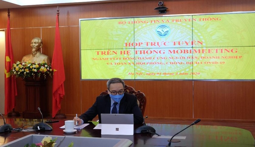 Thứ trưởng Thông tin và Truyền thông Phan Tâm điều hành họp trực tuyến trên hệ thống Mobimeeting.