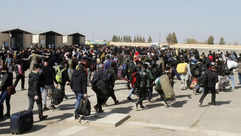  Hàng chục ngàn người Afghanistan đã trở về nhà từ Iran. Ảnh: Hamed Sarfarazi / AP