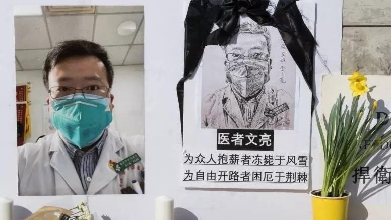 Góc tưởng niệm bác sĩ  Lí Văn Lượng, người đầu tiên công bố thông tin về virus viêm phổi cấp, đã chết ở Vũ Hán, Trung Quốc. Ảnh chụp bên ngoài khuôn viên UCLA (Westwood, California, Mỹ), ngày 15/2/2020. Getty Images.