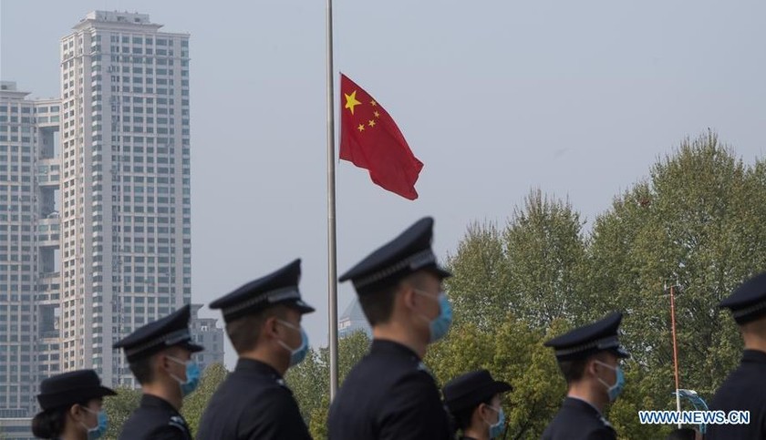 Quốc kỳ Trung Quốc bay ở nửa cột để thương tiếc cho những người đã chết trong đại dịch Covid-19.