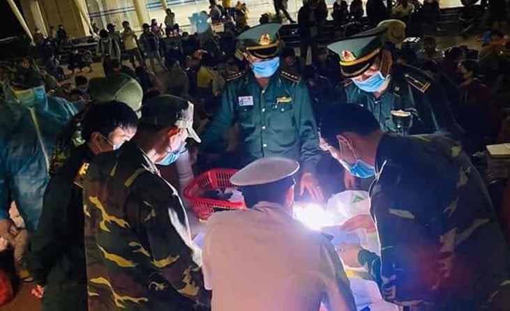 Với 3000 bộ đồ bảo hộ y tế, VCCorp & Lotus hi vọng sẽ giảm rủi ro và nguy cơ lây nhiễm chéo cho các cán bộ y tế, công an cửa khẩu và bộ đội biên phòng tại Hà Tĩnh, Nghệ An.
