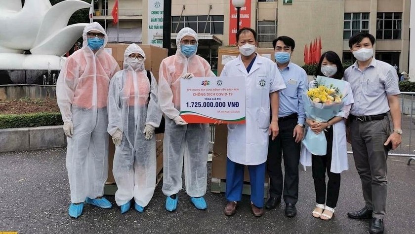 Đại diện Bệnh viện Bạch Mai nhận 2000 bộ đồ bảo hộ, 5000 khẩu trang y tế cùng hai máy thở từ Tập đoàn FPT.