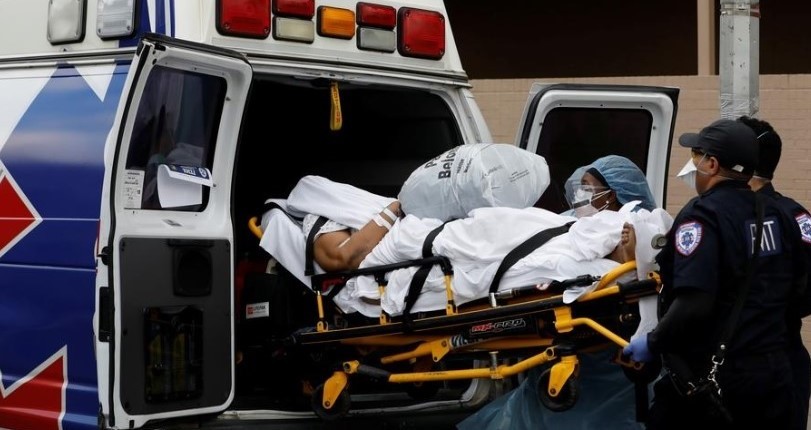 Vận chuyển bệnh nhân bên ngoài một bệnh viện ở New York, Mỹ. Ảnh: Reuters, ngày 4/4/2020.