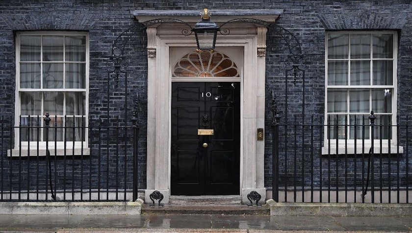 Cửa trước của  nhà số 10 phố Downing, London, ngày 6/4, sau khi Thủ tướng Anh, ông Boris Johnson qua đêm trong bệnh viện. Ảnh: AFP/ Getty