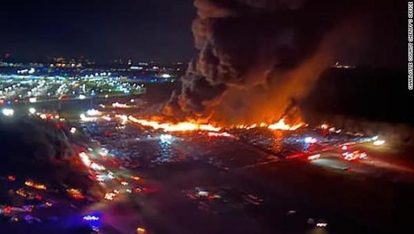 Ngọn lửa theo gió vào gần sân bay. Ảnh: CNN