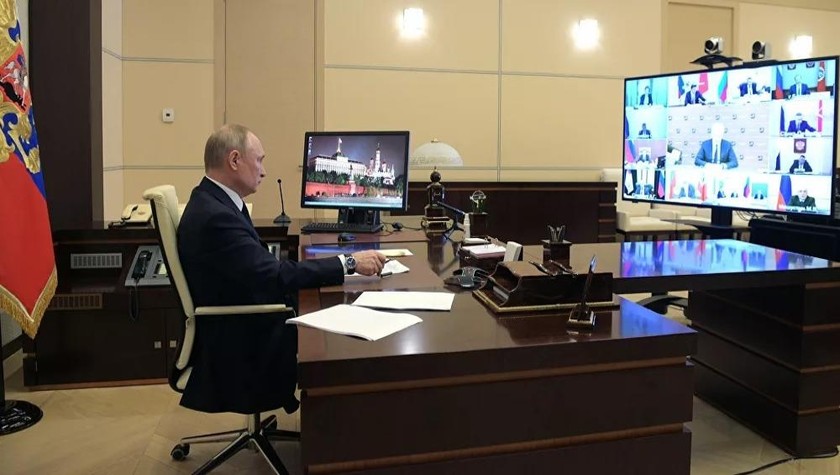  Tổng thống Nga Vladimir Putin đang phát biểu tại cuộc họp trực tuyến với những người đứng đầu khu vực về các biện pháp chiến đấu với COVID-19.