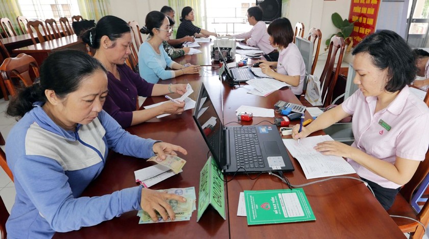 Hoạt động của NHCSXH tại các Điểm giao dịch xã (Hình ảnh thực hiện trước ngày 01/4/2020). Ảnh: Trần Việt.
