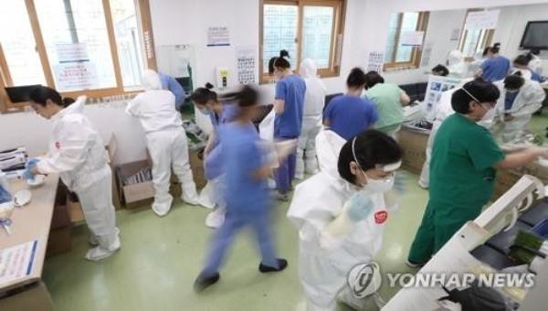Nhân viên y tế tại Bệnh viện Dongsan ở Daegu  điều trị cho bệnh nhân Covid-19. Ảnh: Yonhap.