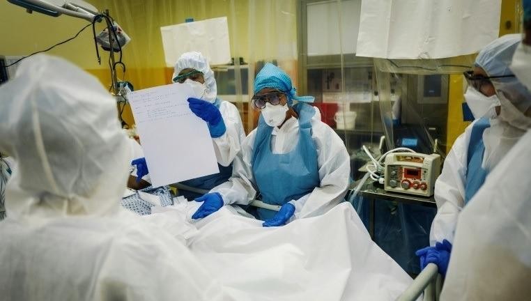 Các y bác sĩ xung quanh một bệnh nhân Covid-19 đang được chăm sóc đặc biệt. Ảnh: AFP, ngày 9/4/2020.