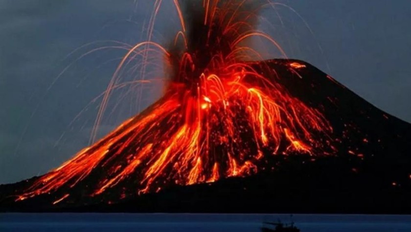 Núi lửa Krakatau (Indonesia) phun trào, tro bụi bay xa 14 km