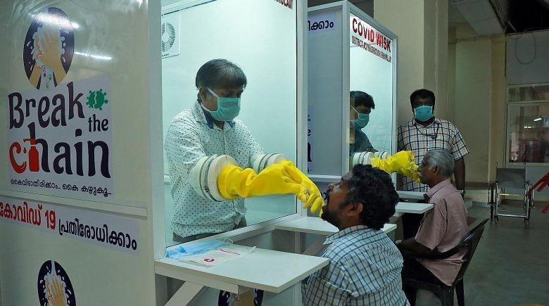 Nhân viên y tế dang lấy mẫu xét nghiệm ở bang Kerala, miền nam Ấn Độ. Ảnh: REUTERS