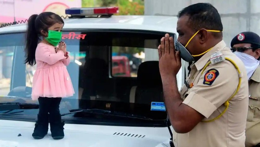 Jyoti Amge chào một sĩ quan cảnh sát. Ảnh: AFP 