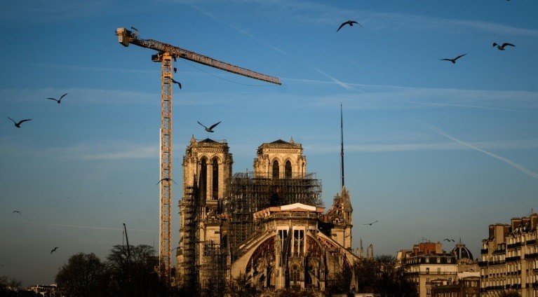 Một cần cẩu phía trên công trình tái thiết Nhà thờ Đức Bà Paris, ngày 6/1/2020. Ảnh: AFP