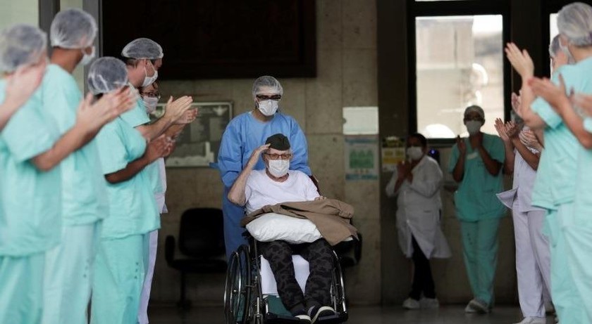 Cụ ông Ermando Armelino Piveta khi rời Bệnh viện Lực lượng Vũ trang, tại Brasíc, Brazil, ngày 14/4/2020.Ảnh: REUTERS 