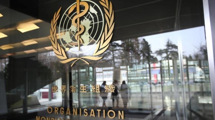 Logo  bên ngoài tòa nhà của Tổ chức Y tế Thế giới (WHO). Ảnh: Reuters.
