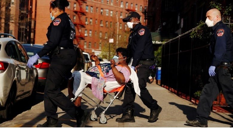 Vận chuyển bệnh nhân ở New York, Mỹ, ngày 15/4. Ảnh: Reuters.