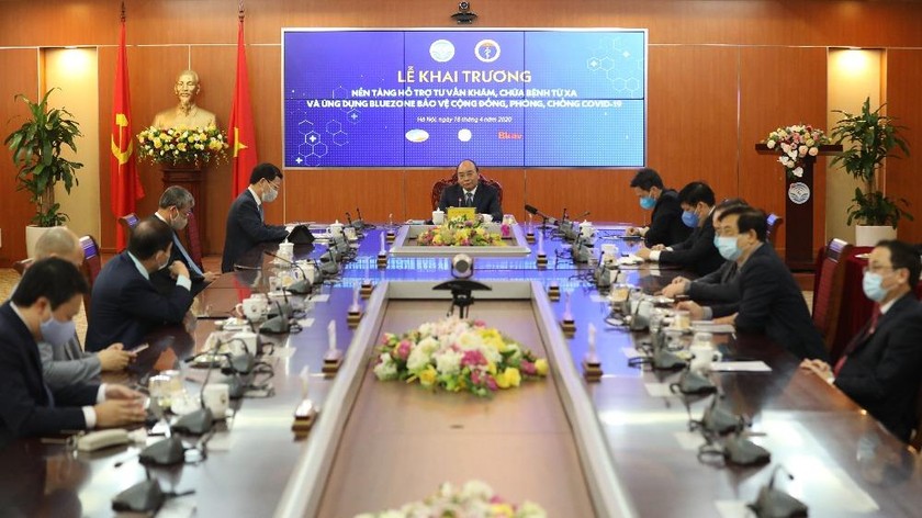 Thủ tướng Nguyễn Xuân Phúc dự khai trương nền tảng hỗ trợ tư vấn khám, chữa bệnh từ xa và ứng dụng Bluezone bảo vệ cộng đồng, phòng chống Covid-19.