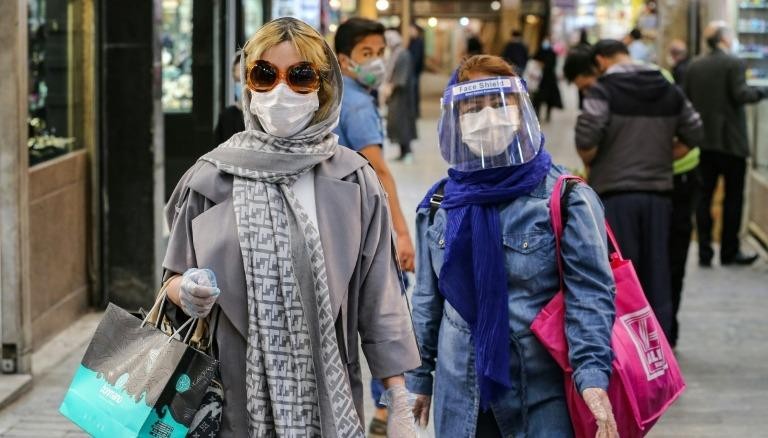 Phụ nữ đeo khẩu trang trên đường phố Tehran (Iran), ngày 25/4/2020. Ảnh: Reuters.