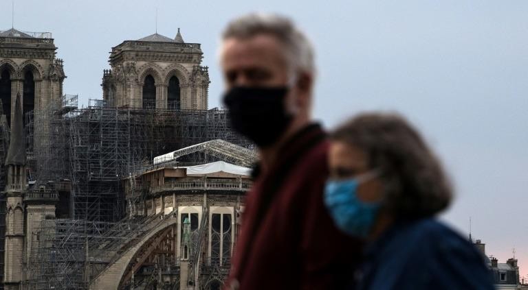 Trước nhà thờ Đức Bà Paris, ngày 25/4/2020. Ảnh: AFP