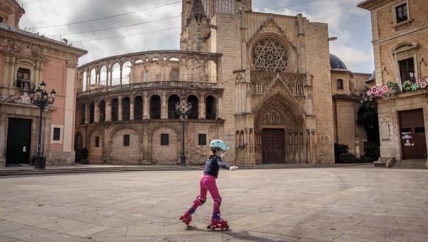 Một đứa trẻ trượt patin trên một quảng trường vắng vẻ ở Valencia, Tây Ban Nha, ngày 26/4. Ảnh: Biel Aliño/EPA