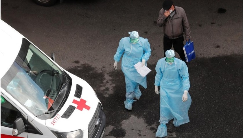 Các chuyên gia y tế bên ngoài bệnh viện Pokrovskaya, nơi chữa trị cho bệnh nhân nhiễm COVID-19 tại Saint Petersburg, Nga, ngày 27/4/2020. REUTERS / Anton Vaganov 