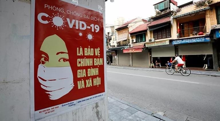 Một áp phích cảnh báo về bệnh coronavirus (COVID-19) trên đường phố Hà Nội, Việt Nam. Ảnh: Reuters.