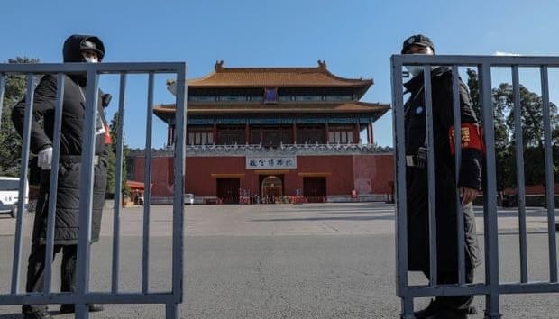 Nhân viên bảo vệ gần lối vào Tử Cấm Thành ở Bắc Kinh, Trung Quốc, ngày 20/4/2020. Ảnh: Wu Hong/EPA