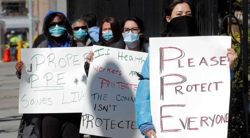 Các y tá Trung tâm Y tế Montefiore biểu tình đòi đeo khẩu trang N95 và Thiết bị bảo vệ cá nhân quan trọng khác (PPE), ngày 2/4, ở quận Bronx, tp.New York, bang New York, Mỹ. Ảnh:  Reuters