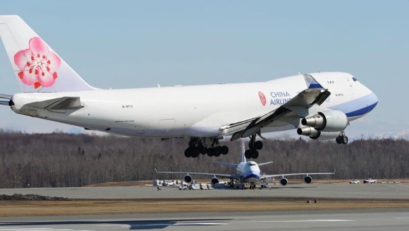 Một chiếc máy bay chở hàng của China Airlines hạ cánh trên đường băng tại sân bay quốc tế Ted Stevens Anchorage vào ngày 2/5/2020.