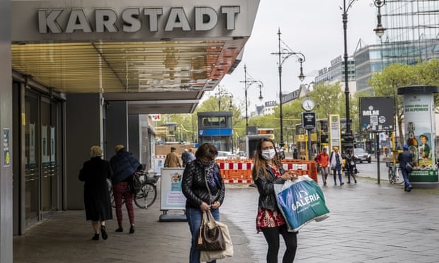 Người dân đeo khẩu trang đi mua sắm ở Berlin (Đức). Ảnh:  Getty Images