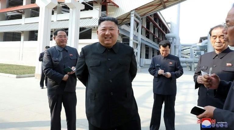 Nhà lãnh đạo Triều Tiên Kim Jong-un đến thăm một nhà máy phân bón trong bức ảnh được KCNA phát ngày 2/5/2020.