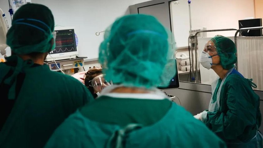 Các nhân viên y tế trong phòng điều trị tích cực ở một bệnh viện Hy Lạp.