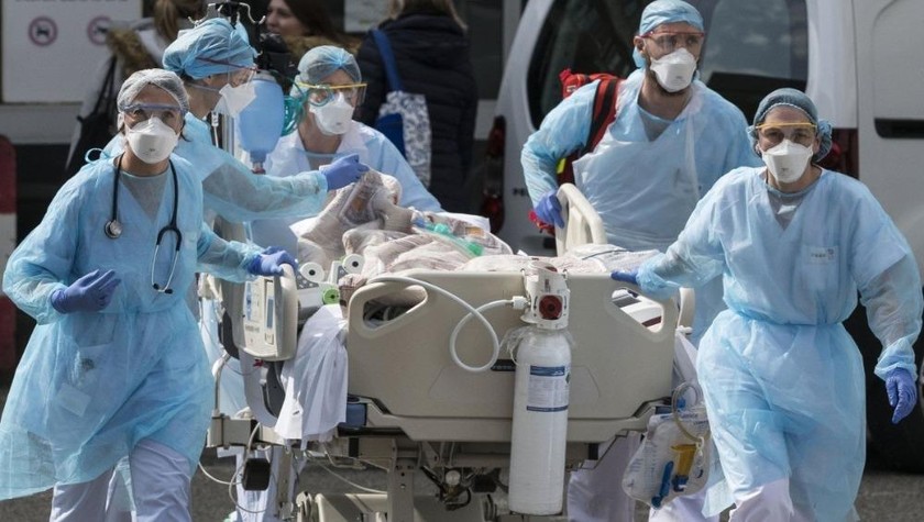 Nhân viên y tế ở  Pháp  chuyển một bệnh nhân đến bệnh viện. Ảnh: AFP