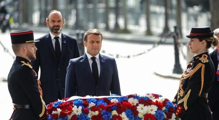 Tổng thống Pháp Emmanuel Macron và Thủ tướng Edouard Philippe đã tham dự một buổi lễ nhỏ tại Khải Hoàn Môn ở Paris.