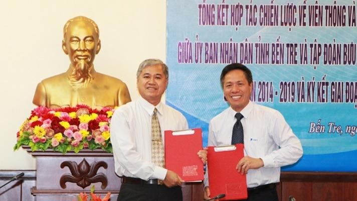 Phó Chủ tịch UBND tỉnh Bến Tre Nguyễn Văn Đức và Phó Tổng Giám đốc Tập đoàn VNPT Tô Dũng Thái ký kết Thỏa thuận hợp tác chiến lược giai đoạn 2020 - 2030.