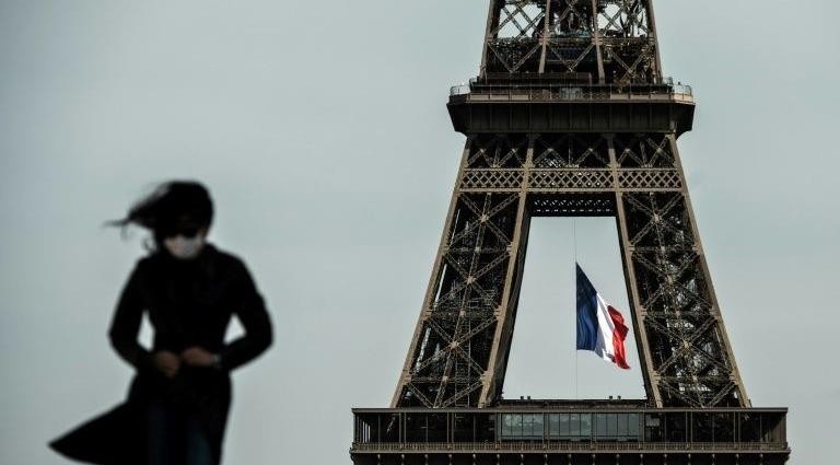 Ở Pháp, mọi người được phép rời khỏi nhà mà không cần xin giấy phép lần đầu tiên sau 8 tuần