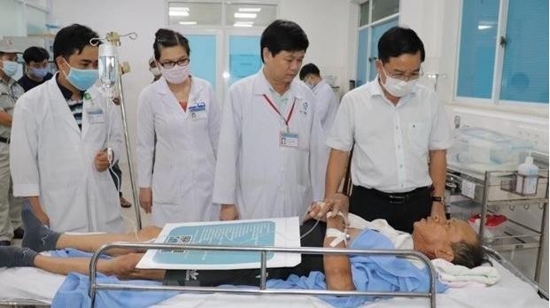 Lãnh đạo Sở Y tế Đồng Nai thăm hỏi những nạn nhân bị thương đang cấp cứu tại bệnh viện. 