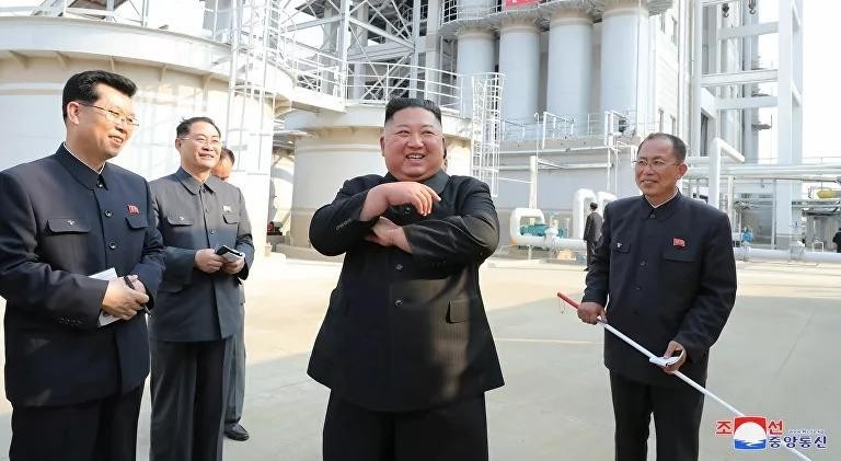 Nhà lãnh đạo Triều Tiên Kim Jong-un tham dự khánh thành một nhà máy phân bón ở phía bắc thủ đô Bình Nhưỡng. Hình ảnh do Cơ quan Thông tấn Trung ương Triều Tiên (KCNA) công bố ngày 2/5/2020.