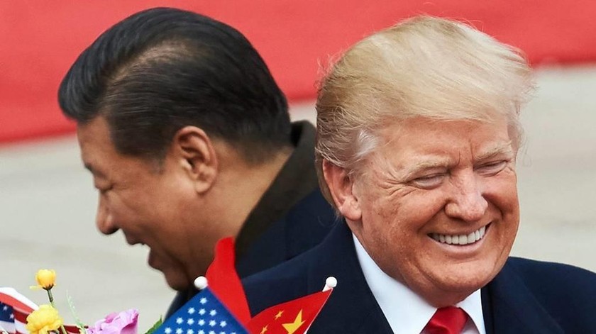 Chủ tịch Trung Quốc Tập Cận Bình (trái) và Tổng thống Hoa Kỳ Donald Trump (phải) bên ngoài Đại lễ đường Nhân dân ở Bắc Kinh. Ảnh: TASS