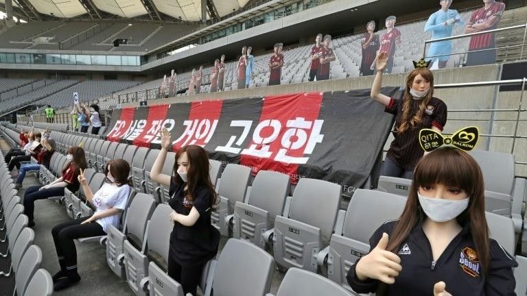 Búp bê được đặt thay thế khán giả trên khán đài trận đấu giữa FC Seoul với Gwangju FC vào Chủ nhật – 17/5. Ảnh: Yonhap/AFP