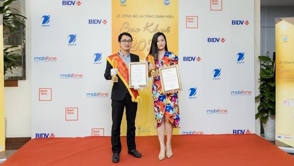 Đại diện của MobiFone nhận giải thưởng tại giải Sao Khuê 2020.