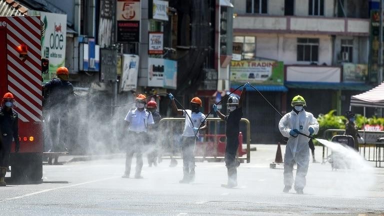 Lính cứu hỏa phun thuốc khử trùng để vệ sinh một con đường như một biện pháp phòng ngừa chống lại coronavirus ở Colombo, Sri Lanka vào ngày 10/5. Ảnh: AFP