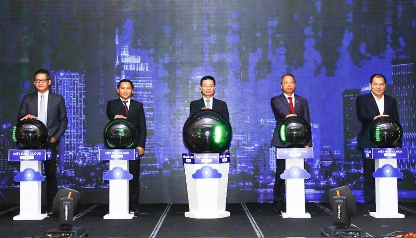  Bộ trưởng Nguyễn Mạnh Hùng cùng đại diện VNG CLOUD, Viettel, CMC và VCCorp tại sự kiện.