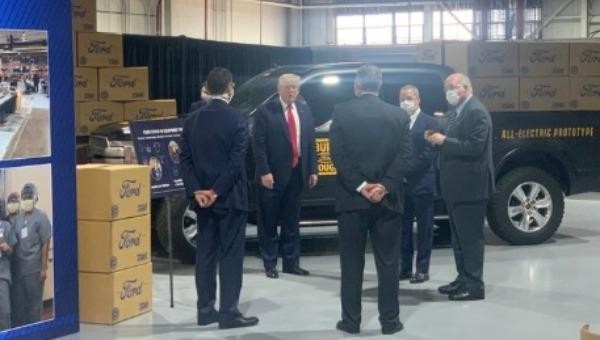 Tổng thống Trump không đeo khẩu trang khi đứng nói chuyện với các nhà điều hành của Ford đều đang đeo khẩu trang. Ảnh: AFP